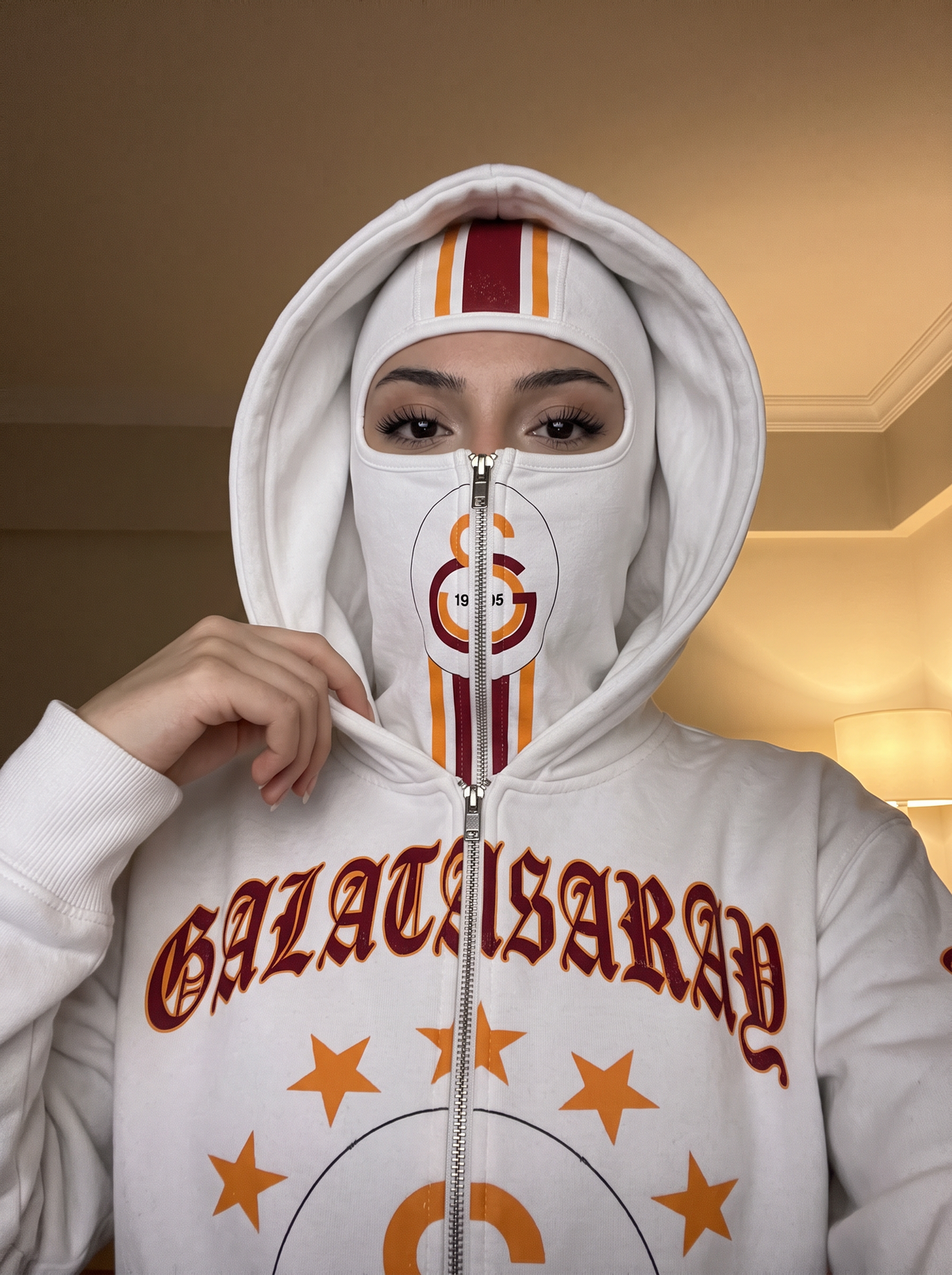 Sweat à capuche avec masque intégré