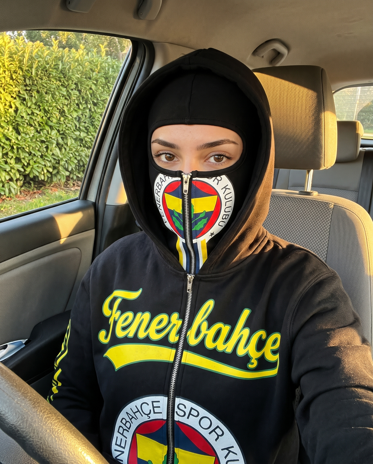 Sweat à capuche avec masque intégré